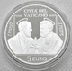 Vatican 5 Euro Argent - 50e anniversaire de l’Association SS. Pierre et Paul 2021 - © Kultgoalie